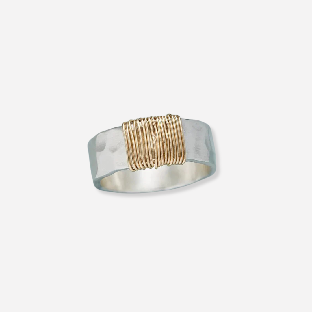 Lunari™ | Women's Gold Thread Ring" can be rewritten as "Lunari™ | Elegant Women's Gold Thread Ring.