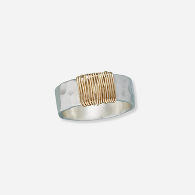 Lunari™ | Women's Gold Thread Ring" can be rewritten as "Lunari™ | Elegant Women's Gold Thread Ring.