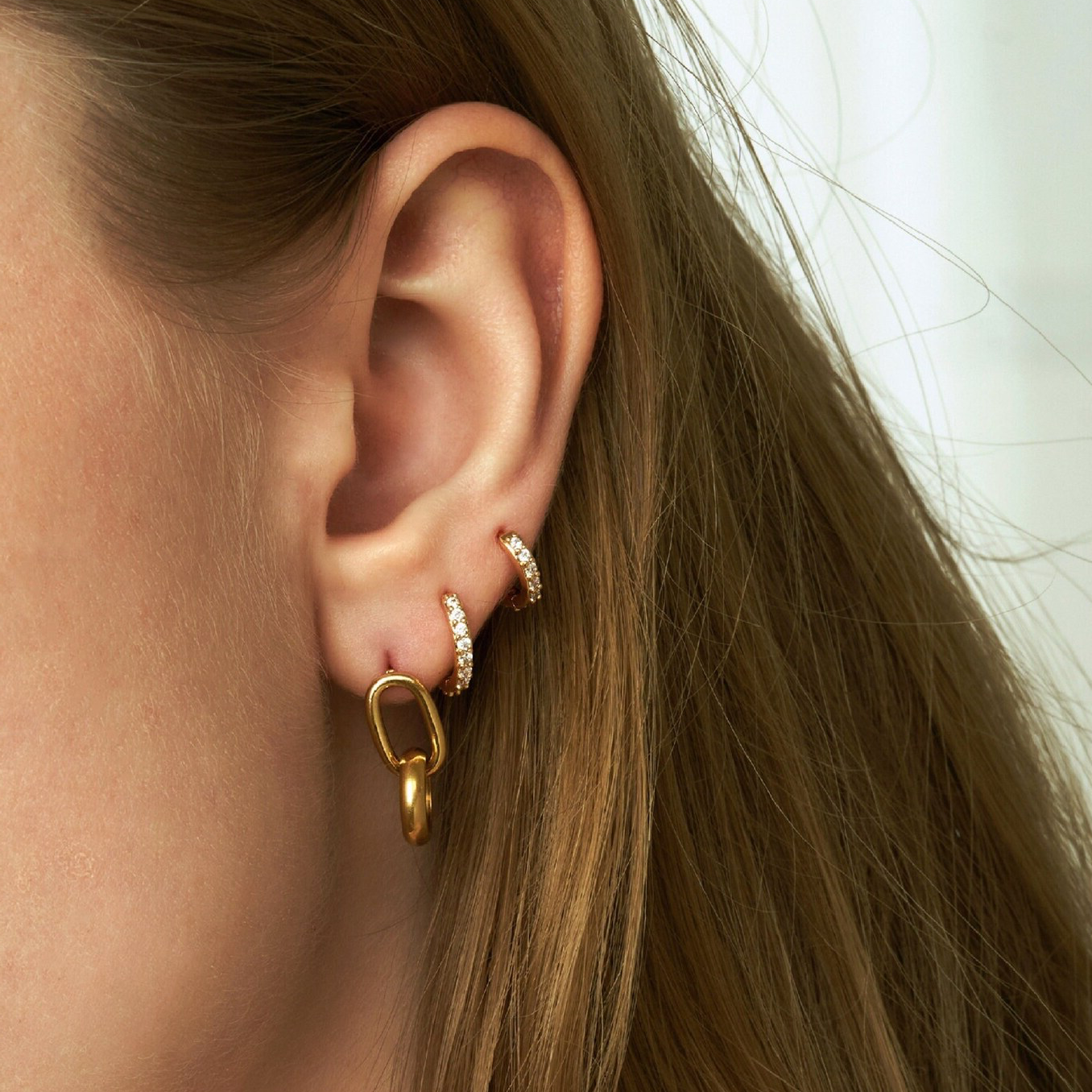 Alexandria Huggie Earrings in 18k Gold