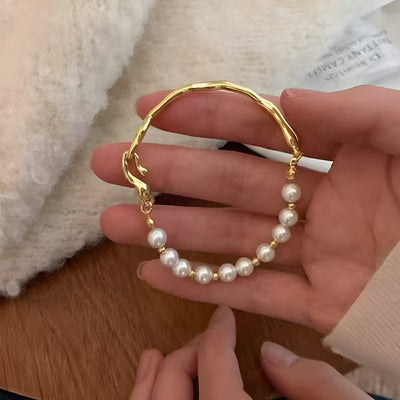 Alana | Elegant Golden Bracelet Adorned with Pearls