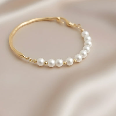 Alana | Elegant Golden Bracelet Adorned with Pearls