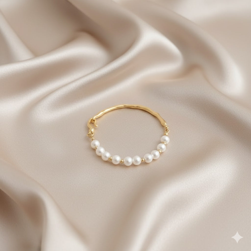 Alana | Elegant Golden Bracelet Adorned with Pearls