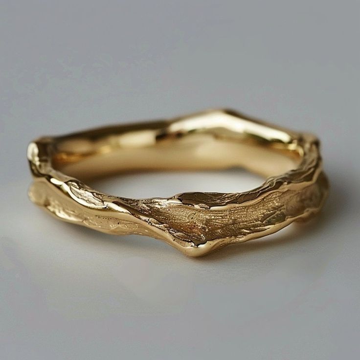 Vintage ring in crafted gold.