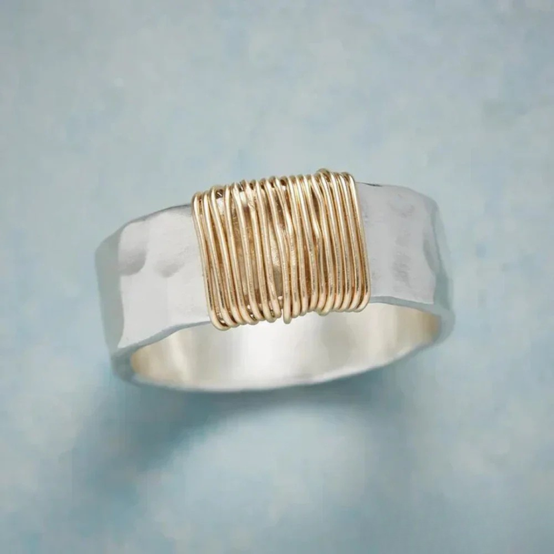 Lunari™ | Women's Gold Thread Ring" can be rewritten as "Lunari™ | Elegant Women's Gold Thread Ring.