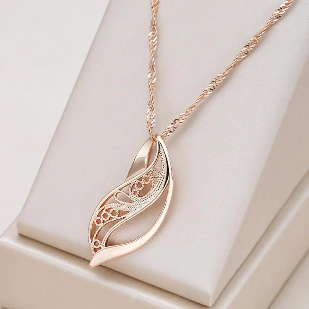Elegant Gold Harmony Necklace