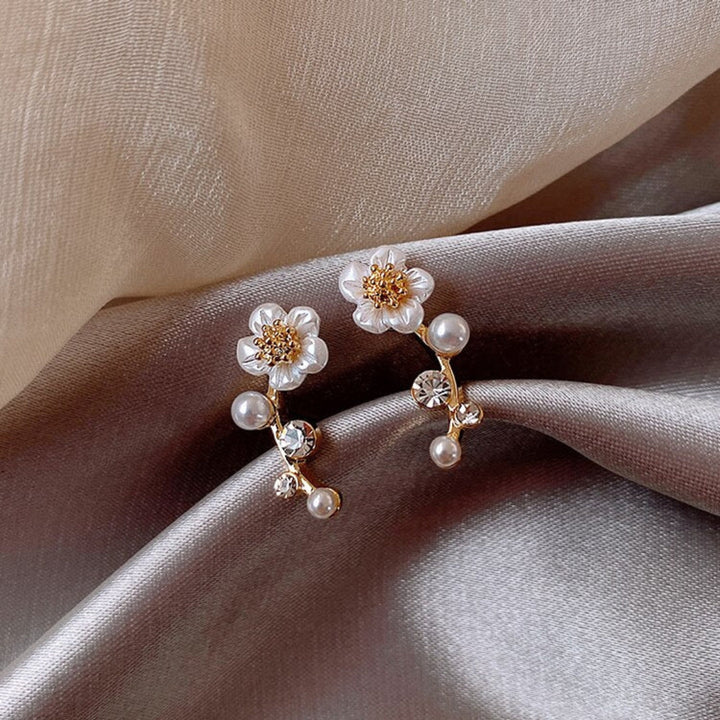 Chic Floral Pearl Drop Earrings