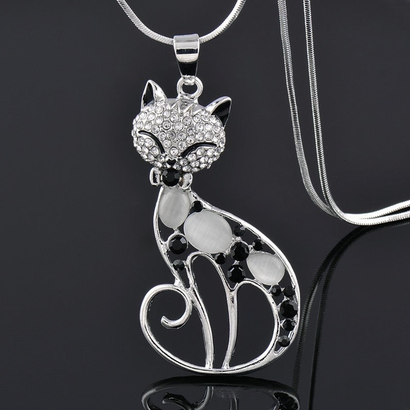 Charming Silver Cat Necklace Adorned with Dazzling Zirconia