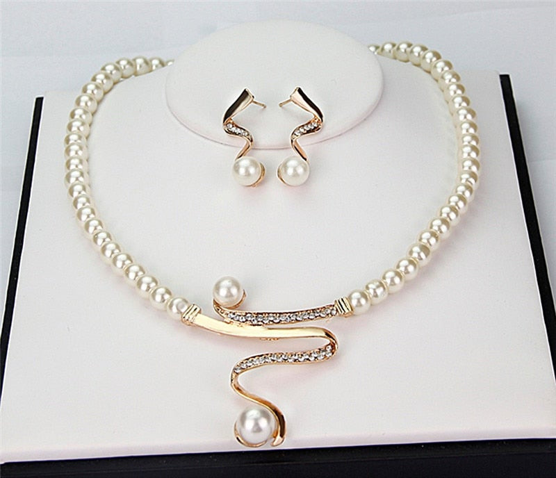 Chic Natural Pearl Necklace and Earring Set for a Distinctive Look