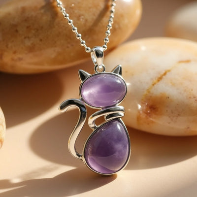 Necklace with cat in genuine stone.