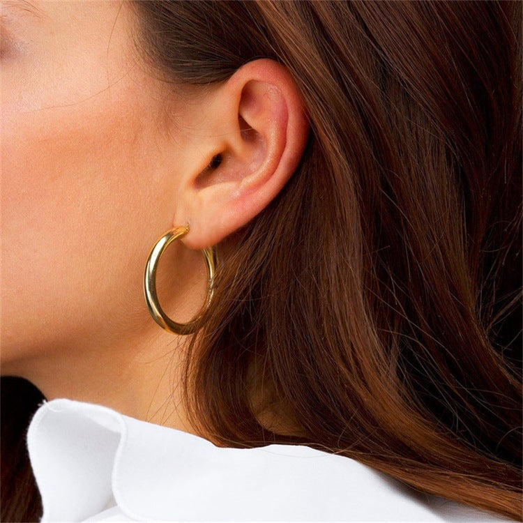 Chic Wide Round Earrings in 18k Gold