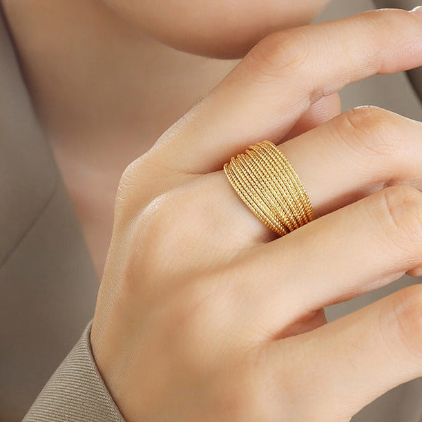 Vera Open-End Ring in 18K Gold