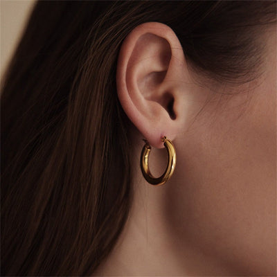 Chic Wide Round Earrings in 18k Gold