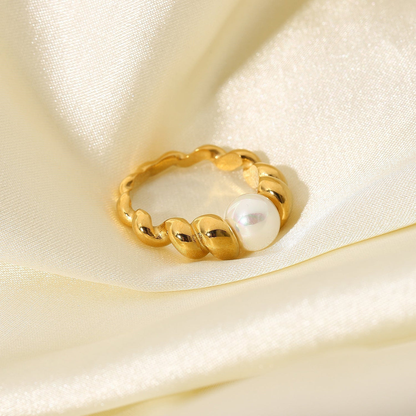 Scarlett 18k Gold Ring Adorned with Freshwater Pearls