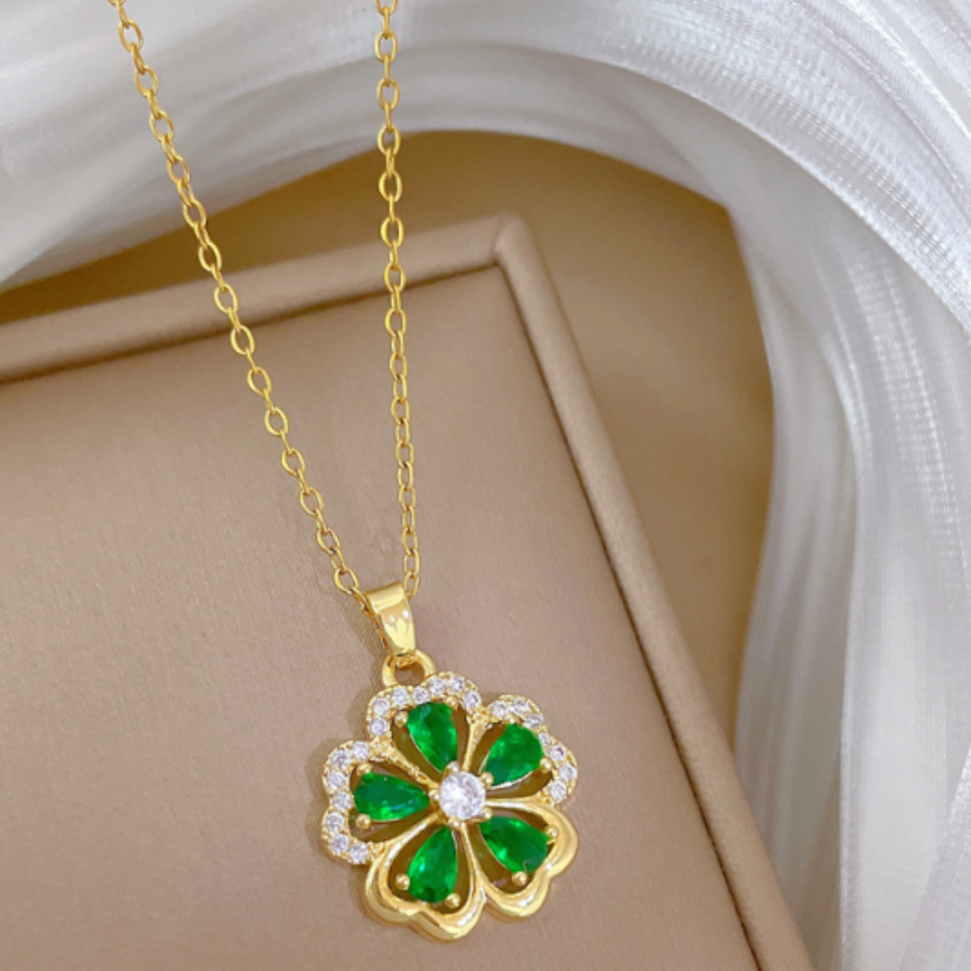 Charming Green Clover Pendant Necklace