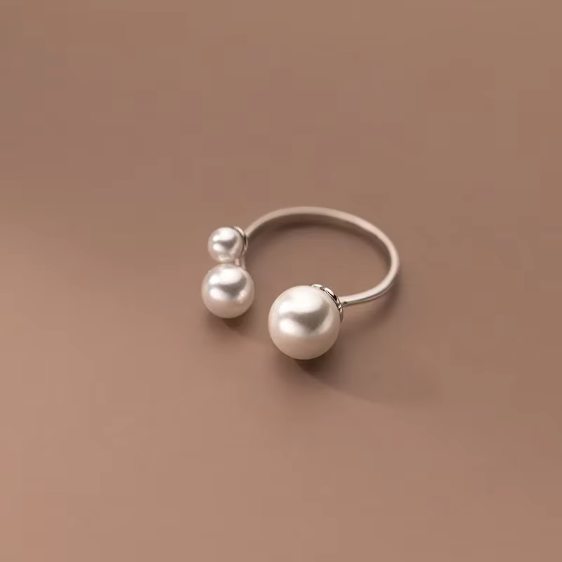 Chic Adjustable Triangular Ring Adorned with Beautiful Freshwater Pearls