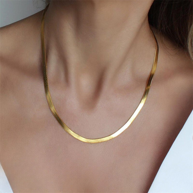 Gold Fish-Shaped Necklace by Elizabeth | 18k Gold