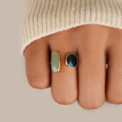 Distinctive 18k Gold Ring Surround