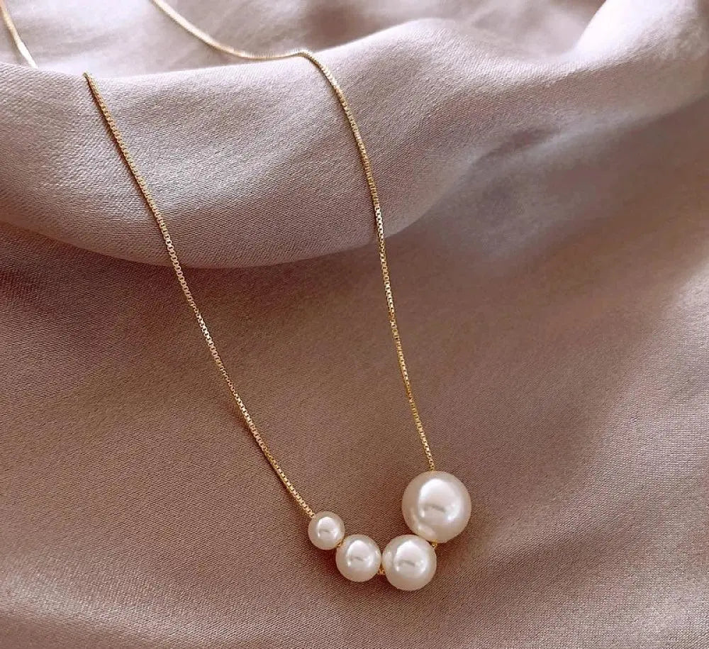 Chic Gold Necklace Adorned with Freshwater Pearls
