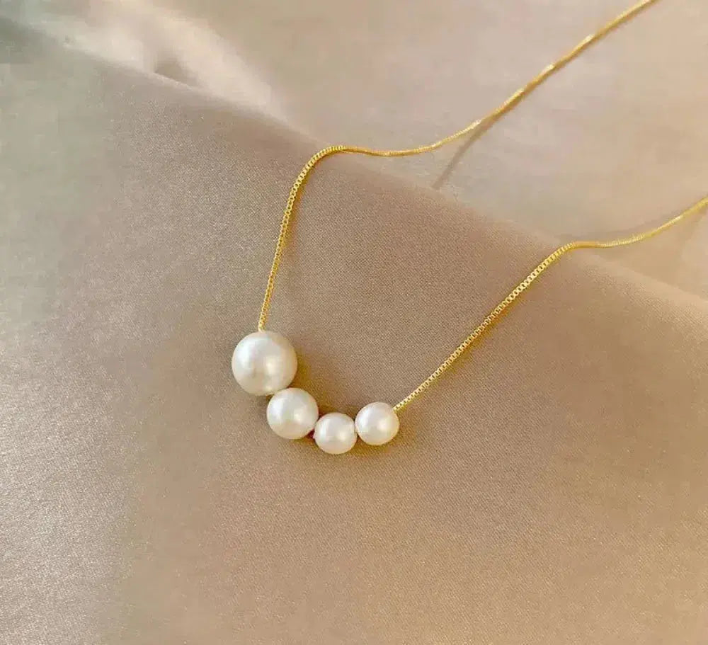 Chic Gold Necklace Adorned with Freshwater Pearls