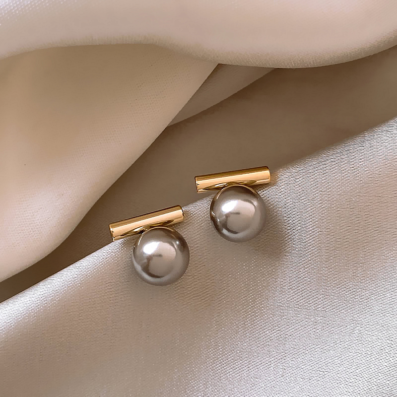 Charlie | Sophisticated Gold Earrings with Dark Pearls
