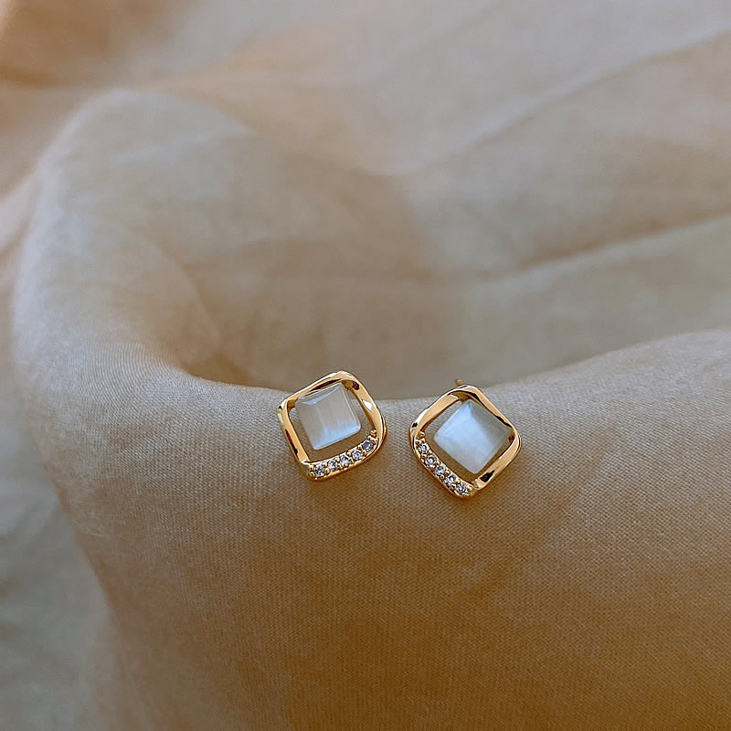 Stunning High Earrings Featuring Golden Moonstone for Unmatched Radiance