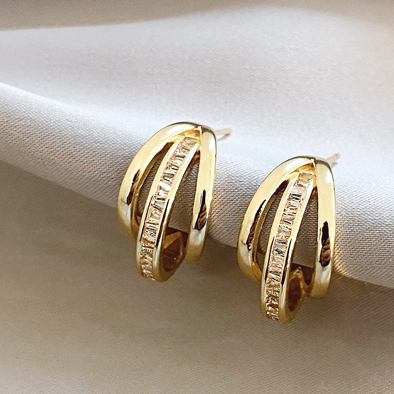 Triple hoop earrings in gold.