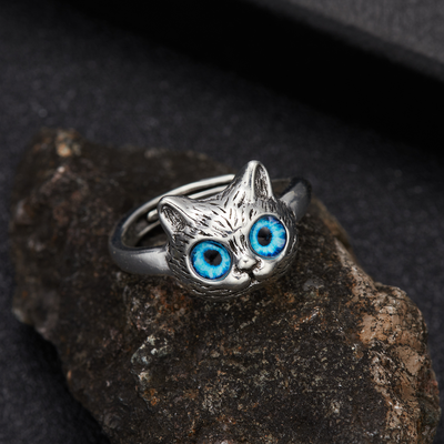 Retro Silver Ring Featuring a Joyful Cat Design