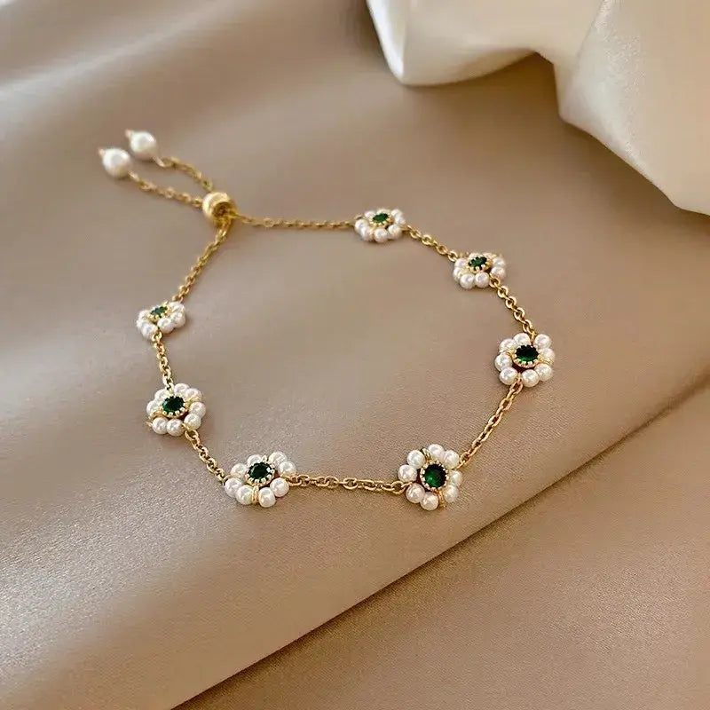Chic Daisy Bracelet Adorned with Green Crystals