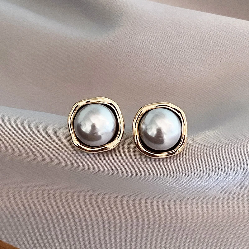 Joyful Elegance: Black Pearl Earrings