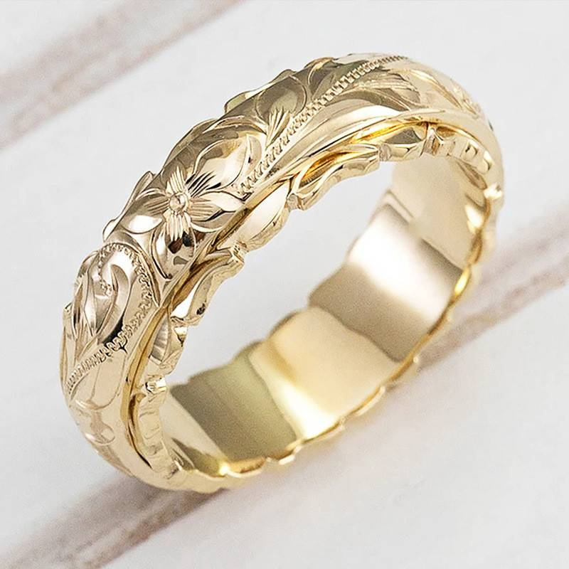 Vintage gold ring with flower.