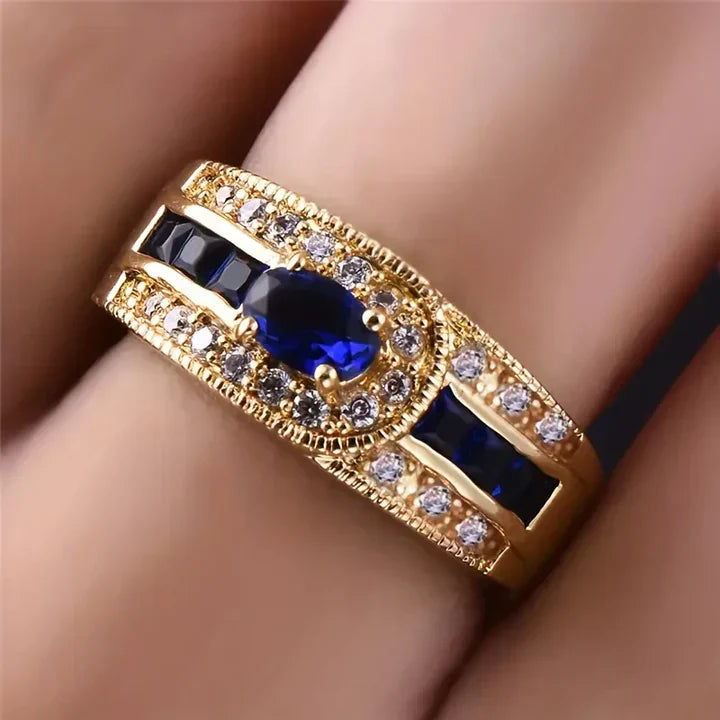 Brilliant blue ring in gold.