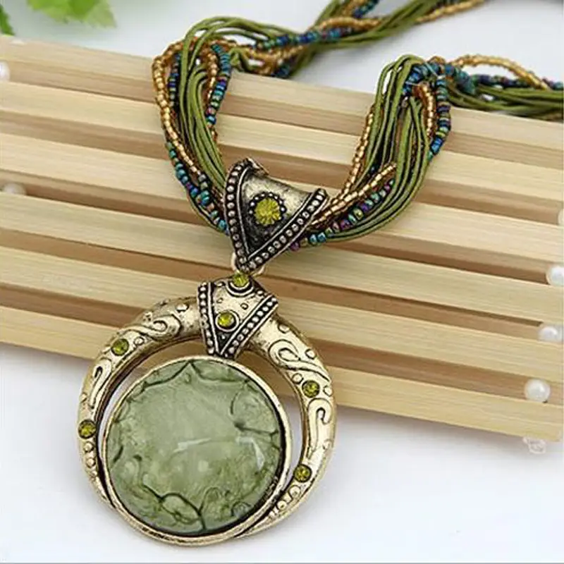 Chic Green and Gold Necklace for a Distinctive Look