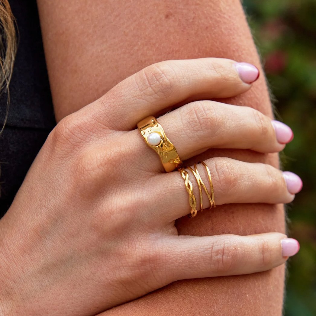 Adelina | 18K Gold Infinity Twist Ring