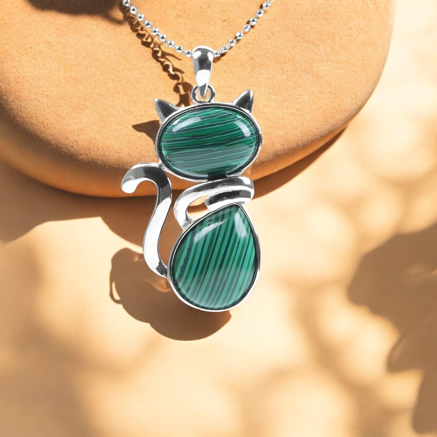 Necklace with cat in genuine stone.