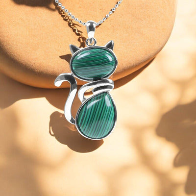 Necklace with cat in genuine stone.