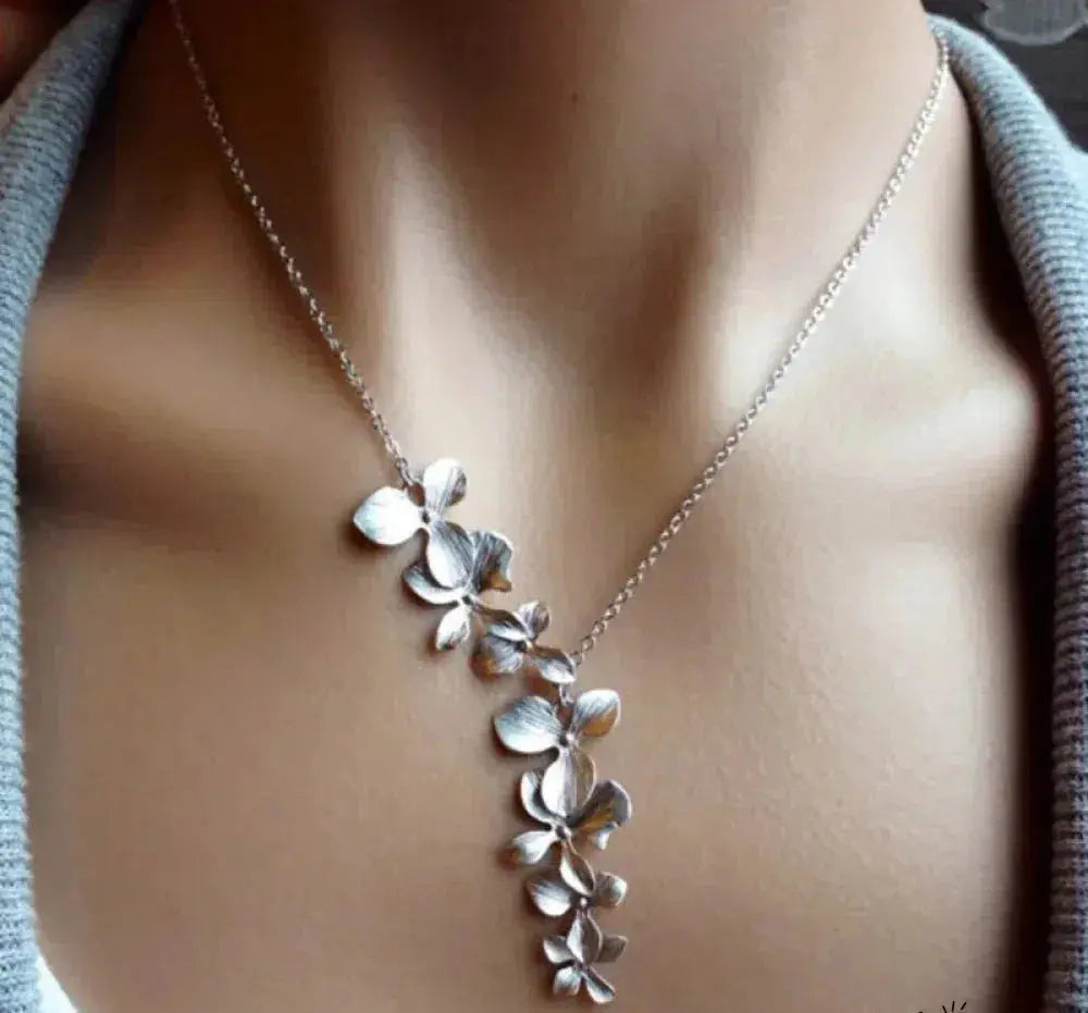 Elegant Silver Necklace Featuring a Floral Pendant